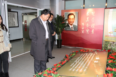 贺阳教育公司领导参观我院校史馆