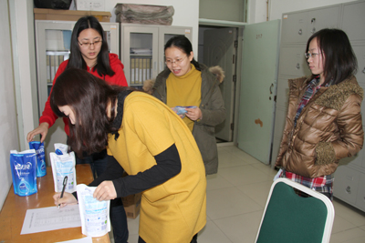 工会在妇女节向女教职工发放节日礼品