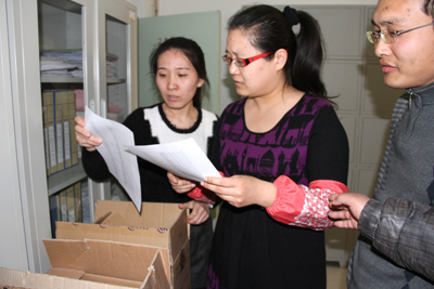 工会在妇女节向女教职工发放节日礼品
