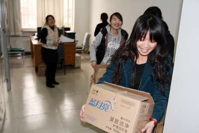 工会在妇女节向女教职工发放节日礼品