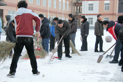 院领导带领全院教职工清扫校园积雪