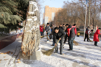 院领导带领全院教职工清扫校园积雪