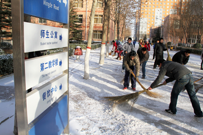院领导带领全院教职工清扫校园积雪