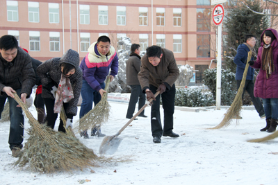 院领导带领全院教职工清扫校园积雪
