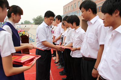 学院举行2012届毕业典礼暨学位授予仪式