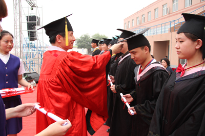 学院举行2012届毕业典礼暨学位授予仪式