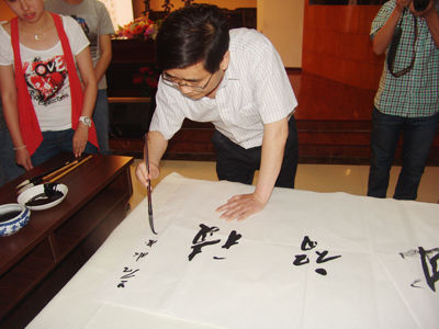 仇必鳌教授在我院作“翰墨韵”软笔书法讲座
