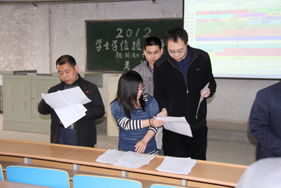 学院组织全体教职员工进行学士学位授权评审知识考试