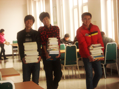 我院学生到图书馆开展“学雷锋 树新风”活动——书库调整拉序曲  学生到图书馆义务服务