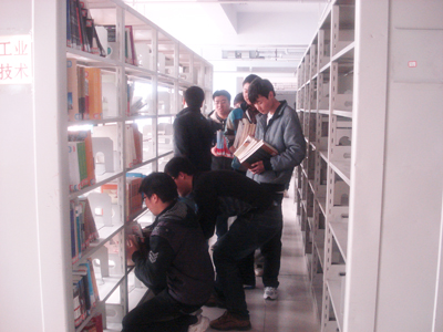 我院学生到图书馆开展“学雷锋 树新风”活动——书库调整拉序曲  学生到图书馆义务服务