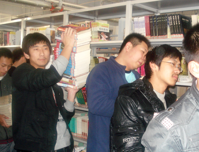 我院学生到图书馆开展“学雷锋 树新风”活动——书库调整拉序曲  学生到图书馆义务服务