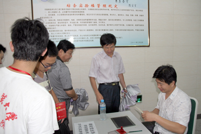 院领导视察2011级迎新工作