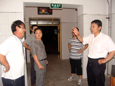 新学期院领导视察2011级新生住宿情况