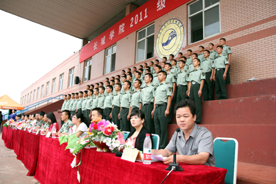 2011级新生军训开营式隆重召开