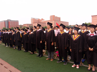 2011届毕业典礼暨学位授予仪式隆重举行