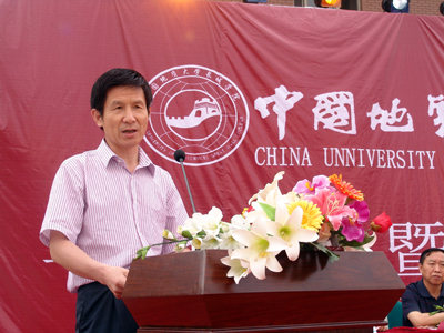 2011届毕业典礼暨学位授予仪式隆重举行