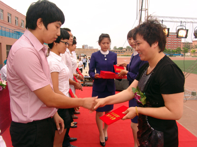 2011届毕业典礼暨学位授予仪式隆重举行