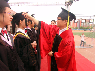 2011届毕业典礼暨学位授予仪式隆重举行