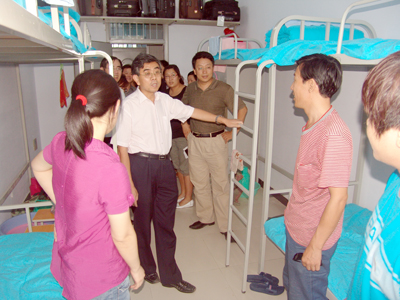 院领导视察2010级新生住宿情况