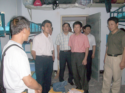 院领导视察2010级新生住宿情况