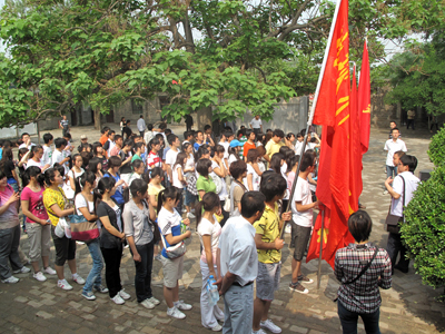 我院冉庄地道战遗址“爱国主义教育基地”挂牌仪式暨第八期入党积极分子实践学习活动成功举办