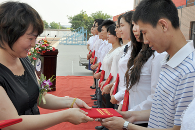 2010届毕业典礼暨学位授予仪式隆重举行