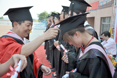 2010届毕业典礼暨学位授予仪式隆重举行