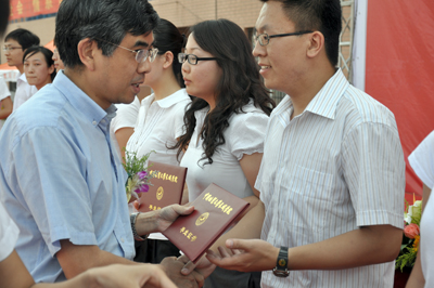 2010届毕业典礼暨学位授予仪式隆重举行