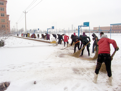 新学期全院教职工清扫校园积雪