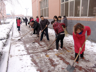 新学期全院教职工清扫校园积雪