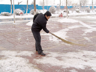 新学期全院教职工清扫校园积雪