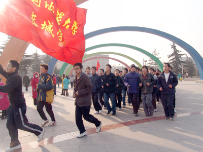 欢欣辞旧岁 长跑迎新年