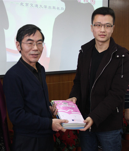 爱心传递助力书香校园 北京交通大学出版社向学校图书馆捐赠图书