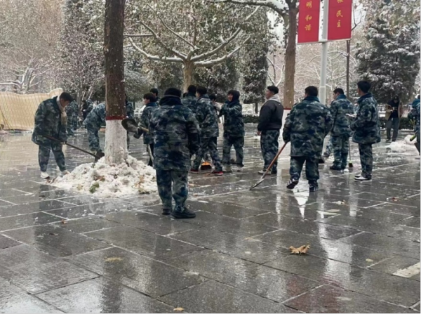 保定理工学院||管理学院||党员先锋在行动 清雪除冰传温情