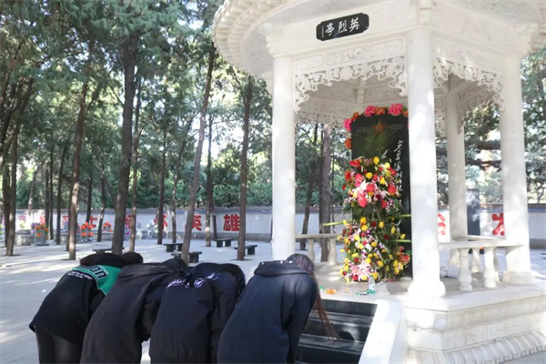 【党心凝聚，团建生辉】清明祭忠魂，追远思奋进——保定理工学院经济学院开展徒步祭扫烈士陵园活动