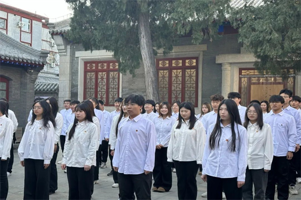 保定理工学院经济学院举行2024年新发展团员入团仪式暨留法勤工俭学运动纪念馆主题教育活动