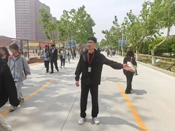 养成教育|保定理工学院|管理学院|“文明右行”，共筑校园文明新风尚