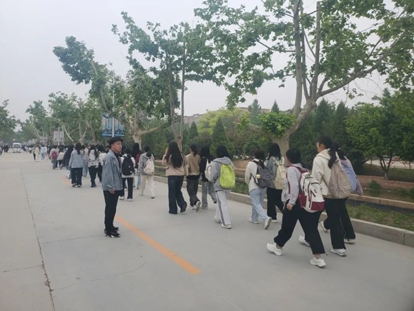 养成教育|保定理工学院|管理学院|“文明右行”，共筑校园文明新风尚