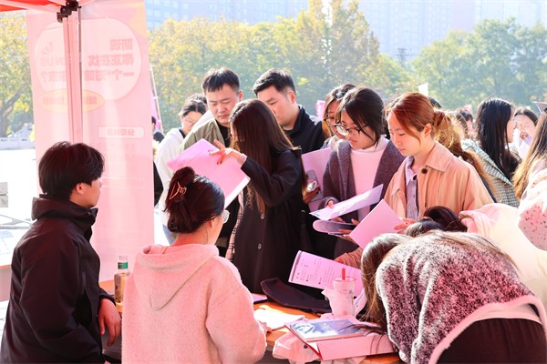 【精准赋能，职通未来】秋季双选会现场直击——今天，你投了吗？
