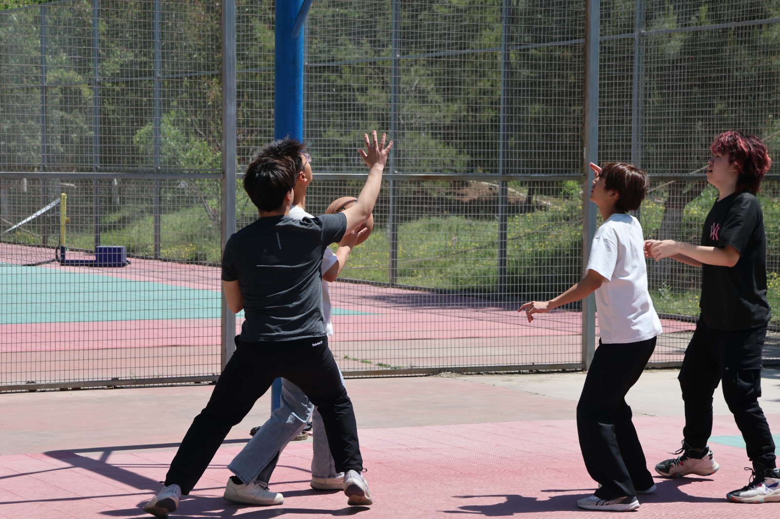 以球会友凝合力，奋勇拼搏展风采——经济学院篮球友谊比赛圆满落幕