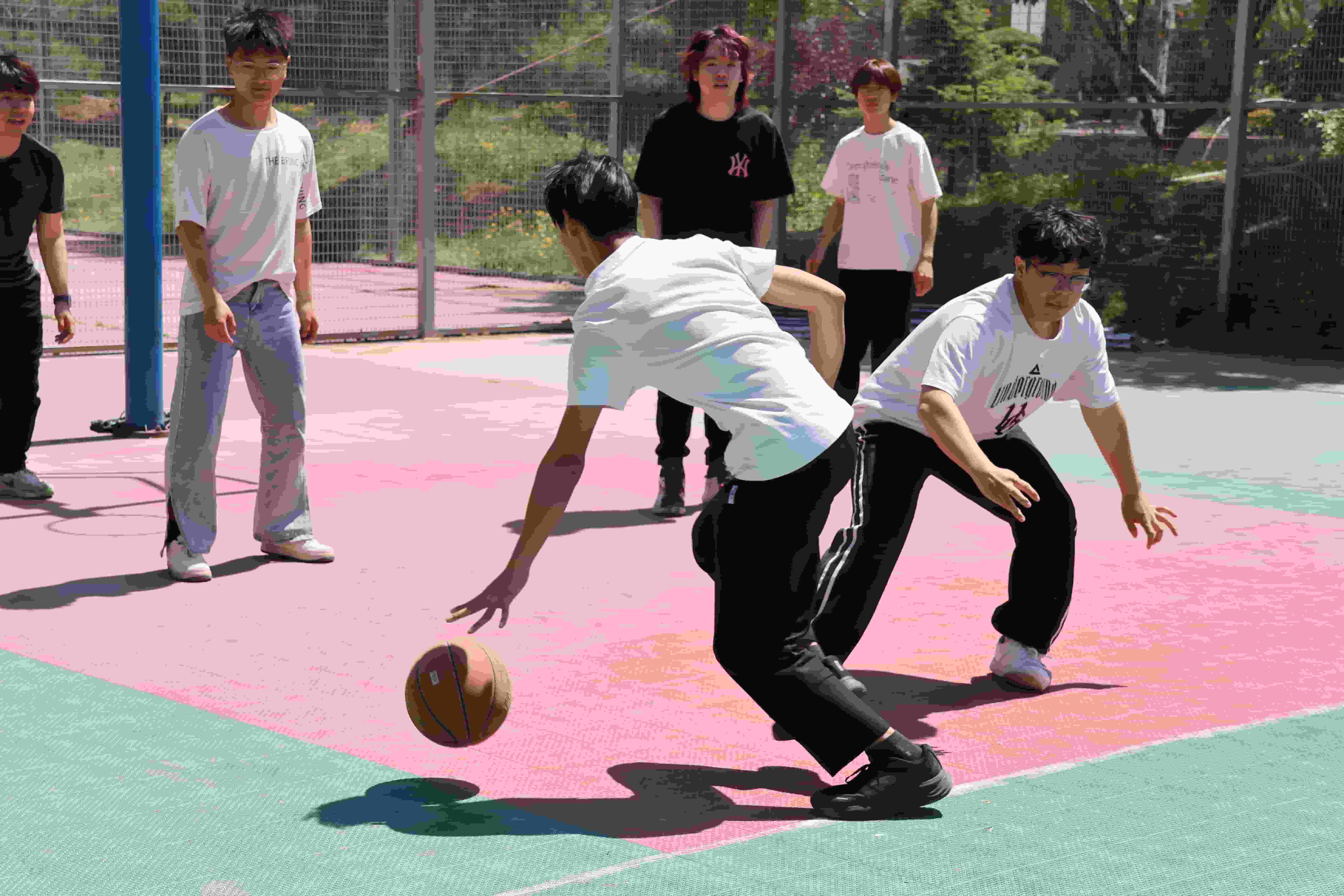 以球会友凝合力，奋勇拼搏展风采——经济学院篮球友谊比赛圆满落幕