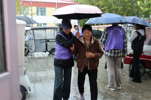 青年有爱传温暖，敬老同行乐重阳——经济学院于东小庄村开展重阳节敬老志愿服务活动