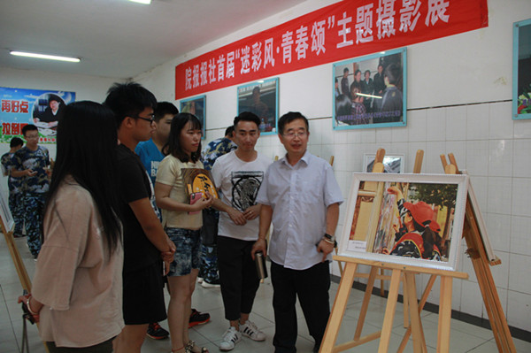院报报社举办首届“迷彩风•青春颂” 主题摄影展