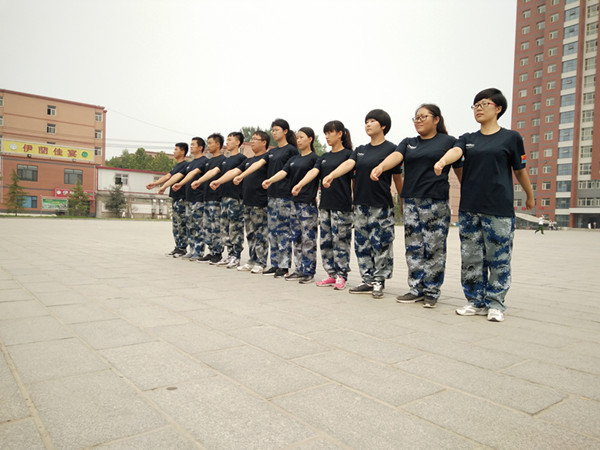 我校组织2016年新入职辅导员军训