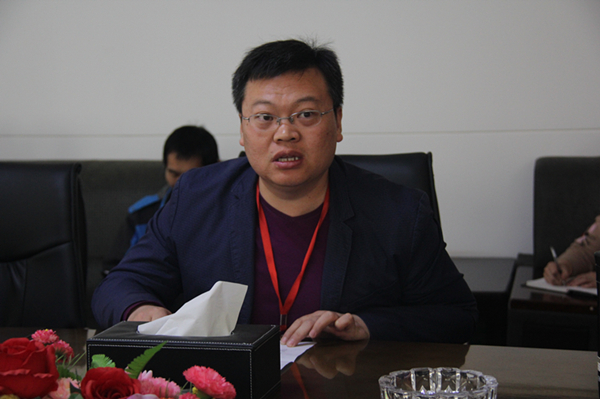 我校召开思想政治理论课教师座谈会