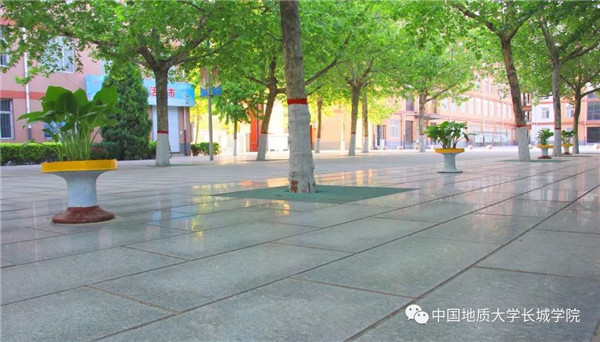 废物改造 公益环保——我校纠察队扮靓校园