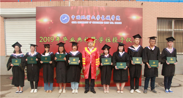 来时红脸  别时红眼——二级学院分别举行2019年毕业典礼暨学位授予仪式