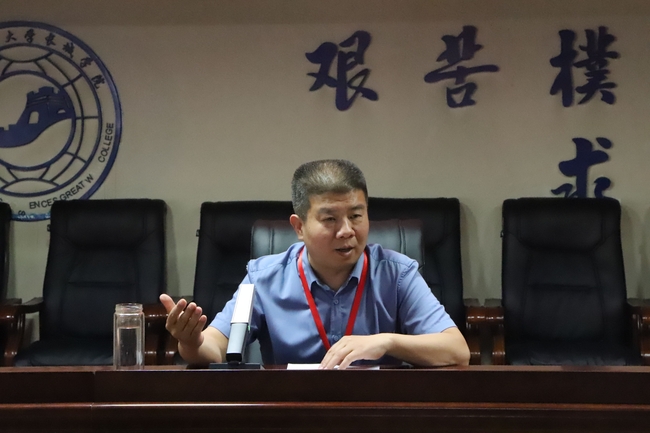 明确定位 挖掘潜力---党委书记王景明为新聘教师作培训