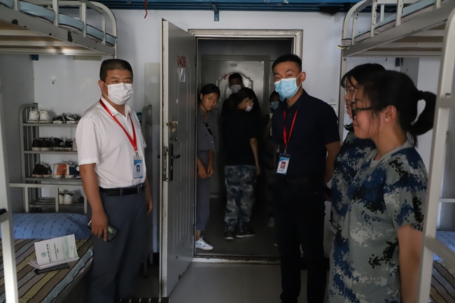 关怀深入寝 情系学子心---校领导走访慰问学生宿舍