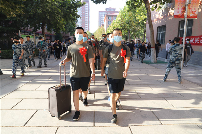 投笔从戎 保家卫国---我校举行新兵入伍欢送仪式